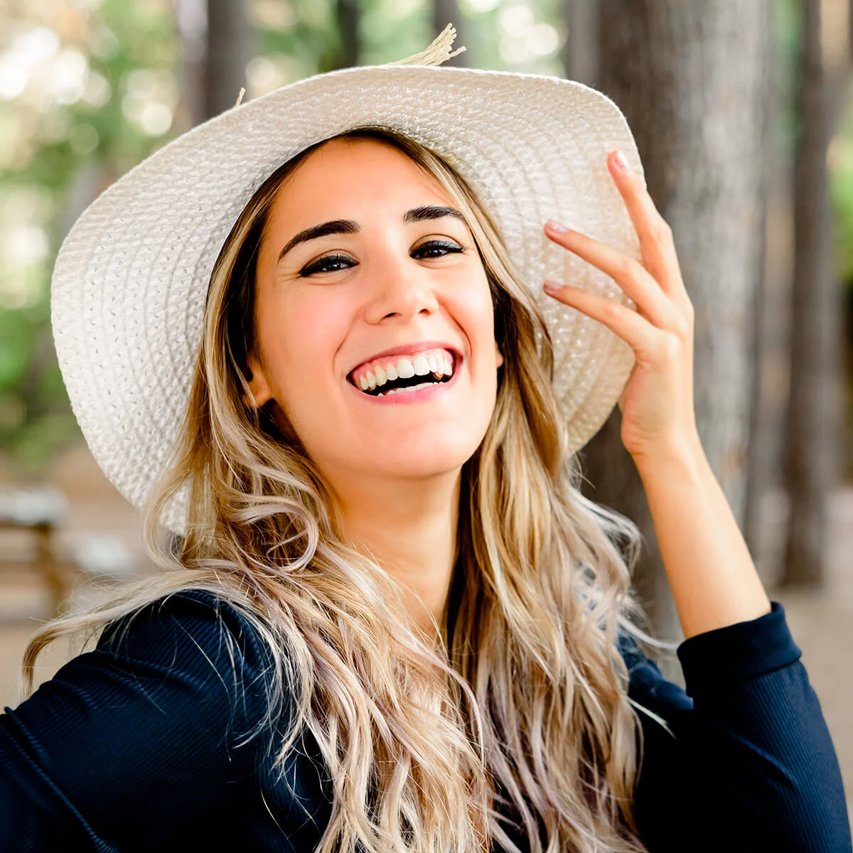 Woman wearing a whit sun hat.